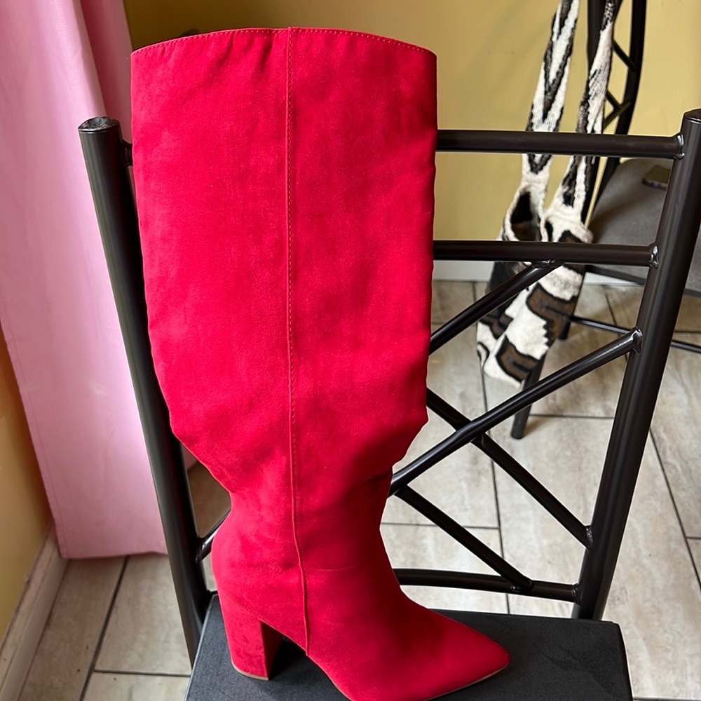 beautiful red boots, the ideal outfit.